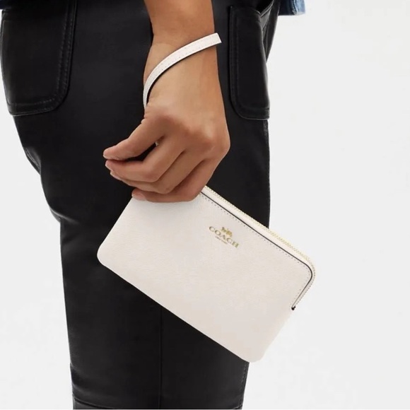 COACH Corner Zip Pouch Wristlet Pebbled Leather Chalk C3650G NWT - Picture 2 of 5